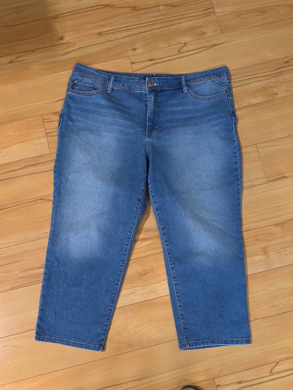 Bandolino "selene" Faded Denim Jean Capris Size 16